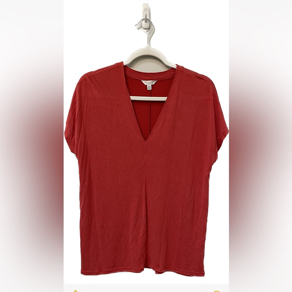 🍀 Women’s Lucky Brand salmon color v-neck top in size medium